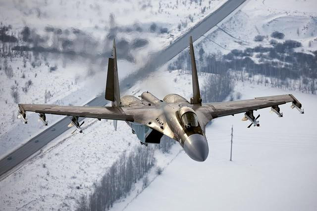 Có thể nói, Su-35 là máy bay chiến đấu mạnh nhất dưới máy bay chiến đấu thế hệ thứ năm, và thậm chí có thể sánh ngang với máy bay chiến đấu thế hệ thứ năm. Chính vì sự nguy hiểm của loại máy bay này mà Mỹ kiên quyết không cho các quốc gia khác sở hữu nó. Ảnh: Máy bay chiến đấu Su-35 - Nguồn: Wikipedia