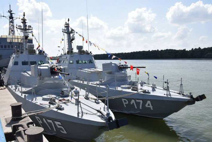 Nền công nghiệp đóng tàu của Ukraine dưới thời Liên Xô đã từng đóng được những con tàu chiến rất lớn thậm chí là cả tàu sân bay. Tuy nhiên sau khi vùng lãnh thổ Crimea sát nhập vào Nga, hải quân Ukraine đã mất rất nhiều tàu chiến có năng lực, cùng với đó là mất luôn nhà máy đóng tàu lớn nhất nước này. Do đó, hiện nay, Ukraine chỉ còn có thể đóng các loại tàu chiến cỡ nhỏ, khả năng hạn chế và chỉ có thể tác chiến ven bờ. Ảnh: Các tàu pháo tuần tra cỡ nhỏ của Hải quân Ukraine do nước này tự đóng.