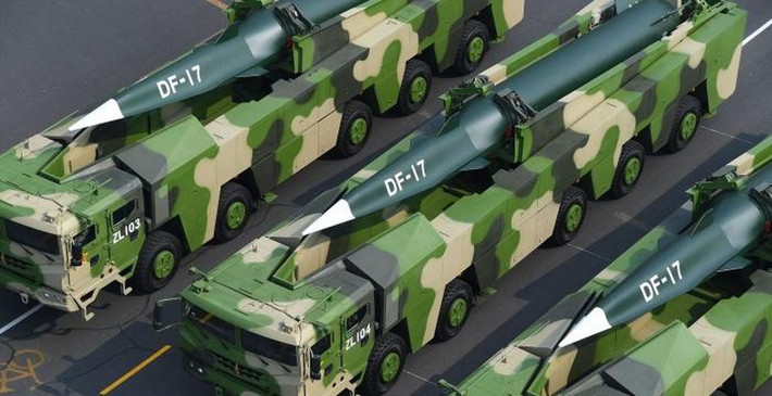 Mặc dù chưa biết khi nào tên lửa AGM-183 có thể được đưa vào trang bị, nhưng để đối phó với loại tên lửa nguy hiểm này của Mỹ, Trung Quốc chỉ có thể áp dụng chiến thuật "tiền phát chế nhân (chủ động tiến công trước)", dùng tên lửa Dongfeng-17, để vô hiệu hóa căn cứ quân sự của Mỹ ở Okinawa; trước khi F-15EX kịp cất cánh. Ảnh: Tên lửa siêu thanh Dongfeng-17 của Trung Quốc - Nguồn: Wikipedia.