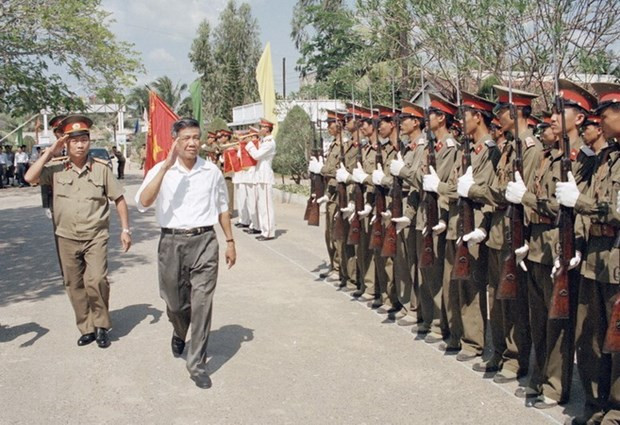 Trong cuộc Tổng tiến công Mậu thân 1968, đồng chí trên cương vị Chính ủy Trung đoàn kiêm Trung đoàn trưởng đã chỉ đạo lực lượng tấn công làm chủ cố đô Huế và chốt giữ, bảo vệ suốt 26 ngày đêm. Tháng 5/1974, đồng chí được bổ nhiệm làm Chủ nhiệm chính trị Quân đoàn 2, và một năm sau, chiến dịch Hồ Chí Minh lịch sử nổ ra, giải phóng hoàn toàn Miền nam, đơn vị của ông đã hoàn thành xuất sắc nhiệm vụ. Ảnh: Tổng bí thư Lê Khả Phiêu thăm Sư đoàn không quân 370 trong năm 1997 lúc còn đang đương nhiệm.