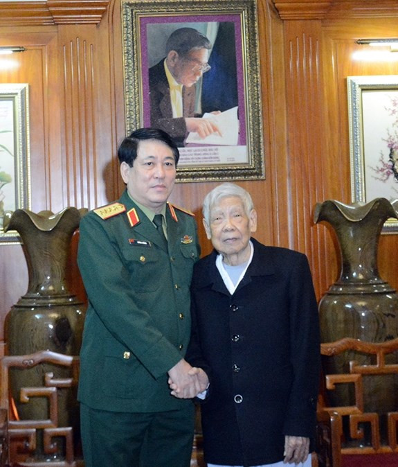 Suốt cuộc đời mình, Thượng tướng Lê Khả Phiêu đã dành trọn vẹn cho Tổ quốc, với gần 50 năm công tác trong quân đội, là một người cán bộ chính trị quân sự dày dạn kinh nghiệm tổ chức, chỉ huy chiến đấu. Ông như một tấm gương sáng, mẫu mực của toàn quân học tập, noi theo, một người chiến sĩ trung kiên, mẫu mực. Ảnh: Đại tướng Lương Cường - Chủ nhiệm Tổng cục chính trị Quân đội thăm hỏi đồng chí Lê Khả Phiêu.