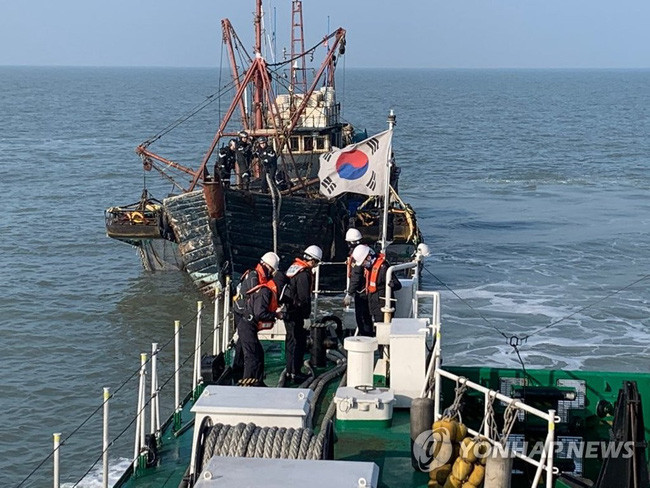 Hành động cứng rắn của Triều Tiên được xem như một đòn trả đũa khi trong suốt thời gian qua, các tàu cá Trung Quốc đã liên tục xâm phạm trái phép khu vực biển Hoàng Hải thuộc chủ quyền hai nước Hàn Quốc và Triều Tiên với tần suất lớn. Ảnh: Tuần duyên Hàn Quốc bắt giữ một tàu cá đánh bắt trái phép của Trung Quốc tại biển Hoàng Hải.