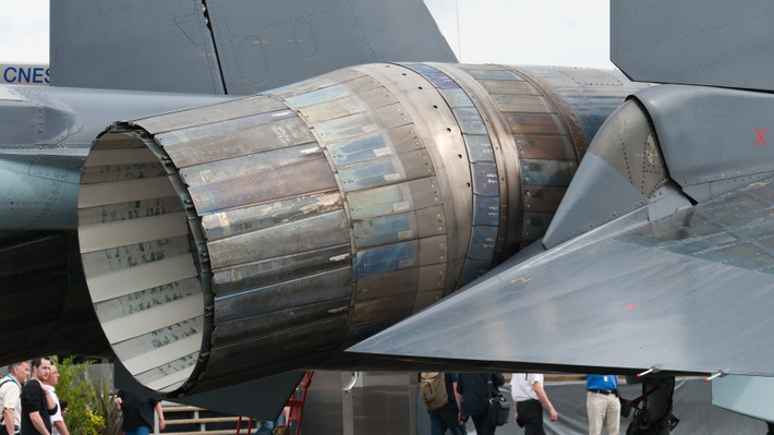 Ngoài ra việc trang bị động cơ AL-41F1S làm cho “Super Sukhoi” cũng sẽ trở nên kinh tế hơn, do tuổi thọ của động cơ AL-41F1S gấp 4 lần động cơ nguyên bản, nhưng mức tiêu hao nhiên liệu lại giảm đáng kể. Ảnh: Động cơ AL-41F1S - Nguồn: Wikipedia.