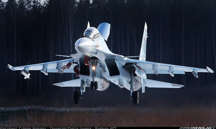 Su-30SM là phiên bản mới nhất trong dòng máy bay chiến đấu đa chức năng thế hệ 4 ++ của Nga sản xuất hàng loạt (SM là ký hiệu sản xuất loạt), được chế tạo riêng cho Không quân Nga; Su-30SM thiết kế dựa trên hình dáng khí động học của phiên bản Su-30MKI mà Nga phát triển cho Ấn Độ. Ảnh: Su-30SM của Không quân Nga -Nguồn: Airliners.net