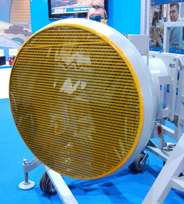Một nâng cấp khác đó là radar mảng pha thụ động công suất cao N035 "Snow Leopard" (PESA), được coi là một trong những radar đường không mạnh nhất thế giới, với phạm vi phát hiện các mục tiêu trên không đến 400 km. Ảnh: Radar PESA - Nguồn: Wikipedia.