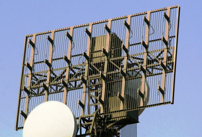 Tính từ khi phát triển ra công nghệ máy bay tàng hình, nhiều hệ thống radar khác nhau đã được quảng cáo là có thể phát hiện vật thể bay tàng hình. Một trong những radar có tính sáng tạo hơn là radar Struna-1/Barrier-E của Nga, do NNIIRT, một bộ phận của Công ty Cổ phần Almaz-Antey phát triển. Ảnh: Một máy phát và thu của radar Struna-1 - Nguồn: Wikipedia