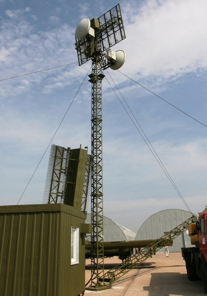 Radar Struna-1 vẫn hoạt động dựa theo nguyên lý của radar thông thường, nhưng thay vì máy phát sóng và thu sóng đặt tại một chỗ, radar Struna-1 đặt các trạm thu sóng ở nhiều điểm khác nhau, do vậy khi mục tiêu máy bay tàng hình tán xạ sóng radar đều bị các trạm thu lại và xử lý. Ảnh: Một trạm thu-phát của radar Struna-1 - Nguồn: Wikipedia