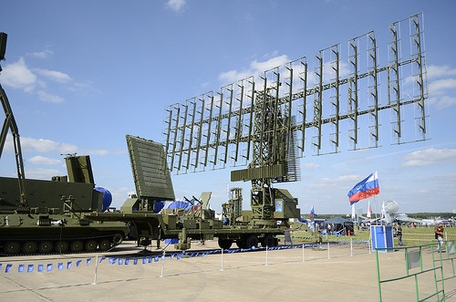 Nguyên tắc hoạt động cơ bản của radar thông thường, dựa trên nguyên tắc bức xạ năng lượng điện từ và tiếp nhận phản xạ của nó từ các đối tượng trong không gian. Các tín hiệu phản xạ tiếp nhận được, tiếp tục xử lý và phân tích, cho phép xác định tốc độ, vị trí và các thông số khác của mục tiêu. Ảnh: Radar Podsolnukh (Hoa hướng dương) của Nga - Nguồn: Nguồn: Wikipedia