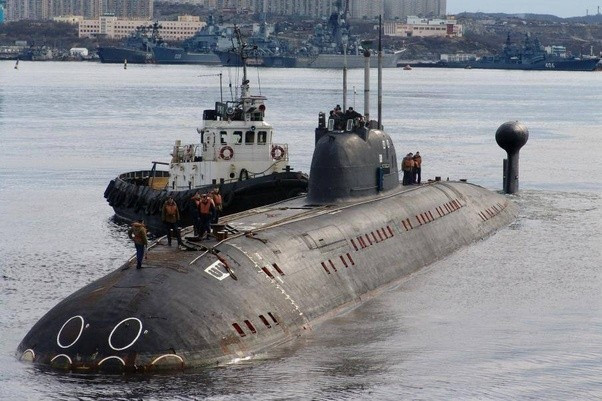Trong thời kỳ chiến tranh Lạnh, khi đó tàu ngầm của Liên Xô có tiếng ồn rất lớn. Ira Dyer, chuyên gia âm học và giáo sư kỹ thuật đại dương tại Viện Công nghệ Massachusetts cho biết: “Trong một thời gian dài, Liên Xô dường như không quan tâm đến tiếng ồn phát ra từ tàu ngầm của họ”. Ảnh: Tàu ngầm lớp Victor I của Liên Xô - Nguồn: Flickr.