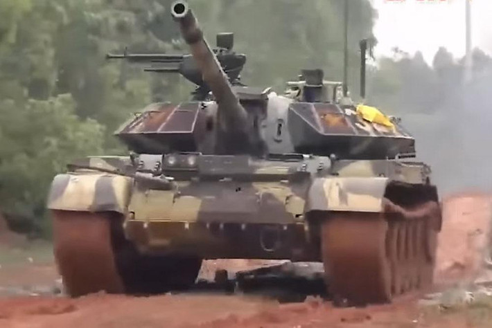Mẫu tăng nâng cấp T-54M hoàn toàn đáp ứng được yêu cầu chiến đấu, có tính năng cao hơn nhiều so với chưa nâng cấp, nhất là mức chính xác của hỏa lực pháo, khả năng bảo vệ và thông tin liên lạc. T-54M1 có thể tác chiến hiệu quả với những chiếc T-90 mà chúng ta mới nhập về cách đây không lâu. Ảnh: Phiên bản T-54M1 Việt Nam tự nâng cấp - Nguồn: Chụp màn hình.