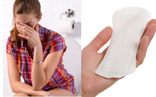 Triệu chứng của bệnh thường là sốt cao đột ngột trên 38,8 độ, huyết áp giảm nhanh, buồn nôn, đau đầu, tiêu chảy, đau cơ, có thể ngất hoặc rối loạn ý thức, chóng mặt hoặc ngất khi thay đổi tư thế.