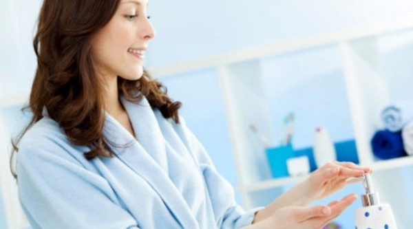 Tiếp theo bạn nên theo quy tắc thay băng và vệ sinh vùng kín sạch sẽ 4 tiếng một lần. Hãy chỉ dùng băng vệ sinh trong thời gian kinh nguyệt, đừng nên sử dụng chúng để hút sạch dịch âm đạo ngoài chu kỳ.