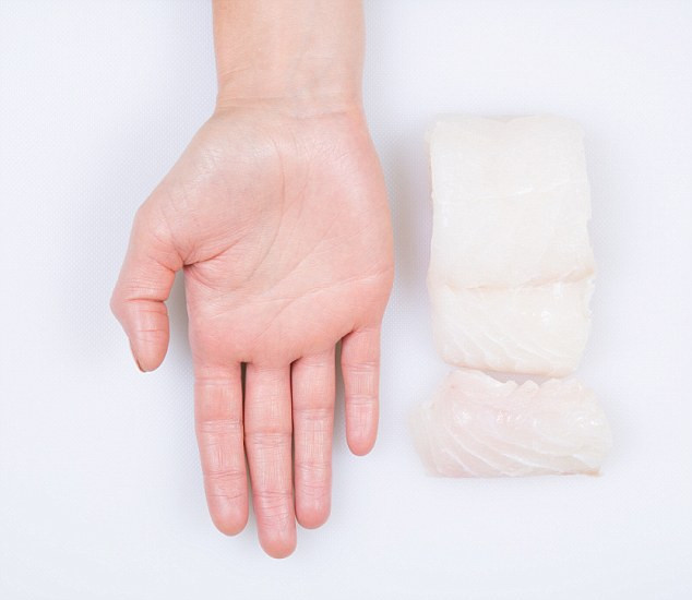 Cá trắng hoặc cá tuyết. Những loại cá này chứa ít chất béo và calo nên bạn có thể ăn một khẩu phần rộng bằng cả bàn tay duỗi thẳng, tính cả các ngón tay. Khẩu phần này tương đương 100 calo và 150gr.
