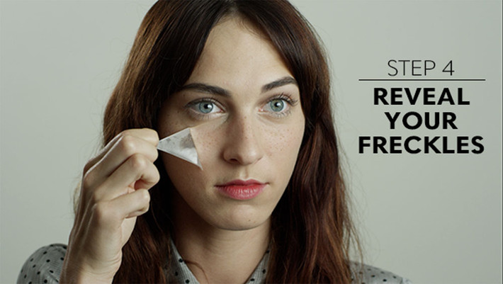 Sản phẩm này có tên “Freck Yourself” là một bộ miếng dán đi kèm 72 miếng stick. Người dùng sẽ tự mình dán các stick tàn nhang yêu thích lên chỗ nào mình muốn.