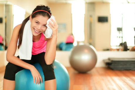 Dùng khăn ở phòng tập. Thường thì khăn tại phòng tập sẽ được tẩy trắng bằng hóa chất gây tổn hại cho da. Không những thế, chúng còn ảnh hưởng đến hệ thống miễn dịch. Hãy mang theo khăn riêng của mình.