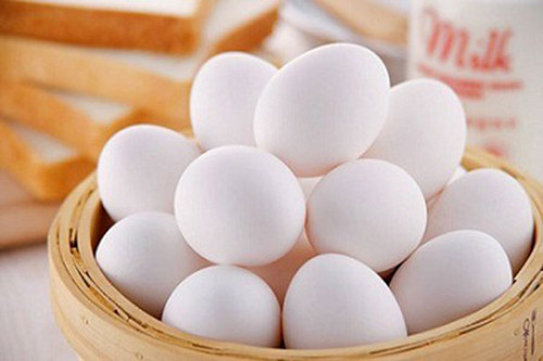 Trứng gà tẩy trắng. Nếu không phải trứng gà ta, trứng gà tẩy trắng sẽ có màu phớt hồng, vỏ không trơn mà xù xì như có một lớp bụi phủ lên. Trong khi đó, trứng gà ta có màu trắng đục và trơn nhẵn.