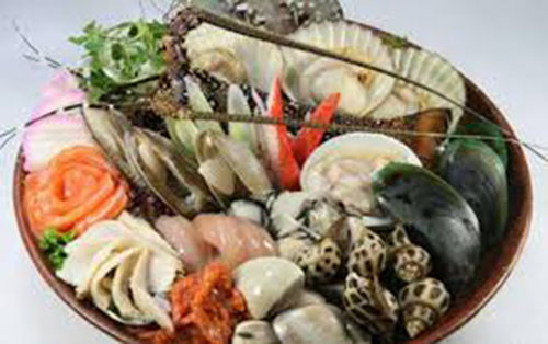 Tôm tép hãy chọn vỏ sáng long lánh, mực thì nên chọn loại vừa không quá lớn, không có mùi ôi thiu.