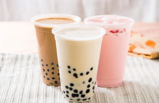 Mặc dù có hương vị thơm ngon và vị ngọt dễ uống nhưng trà sữa lại chứa rất nhiều đường không tốt cho sức khỏe. (Ảnh Retailnews)