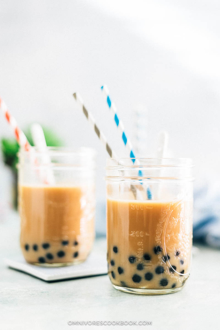 Uống nhiều trà sữa khiến lượng đường nạp vào cơ thể tăng cao, từ đó dẫn đến tình trạng thừa cân, béo phì, thậm chí là sỏi thận do thừa canxi. (Ảnh Omnivorescookbook)