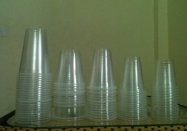 Nguy hiểm hơn, chất Styrene cũng có thể được giải phóng ngay cả khi bạn đựng thức ăn nguội trong hộp nhựa. Styrene không những gây dị tật thai nhi mà còn làm rối loạn hệ thần kinh và phá hủy ADN của con người. (Ảnh Vatgia)