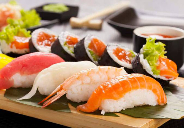 Do có thành phần là cơm nên sushi sẽ khiến bạn nhanh có cảm giác no bụng. Dù rất ngon nhưng để đảm bảo có thể thưởng thức đa dạng các món khác, bạn chỉ nên ăn 1 lượng chừng mực.