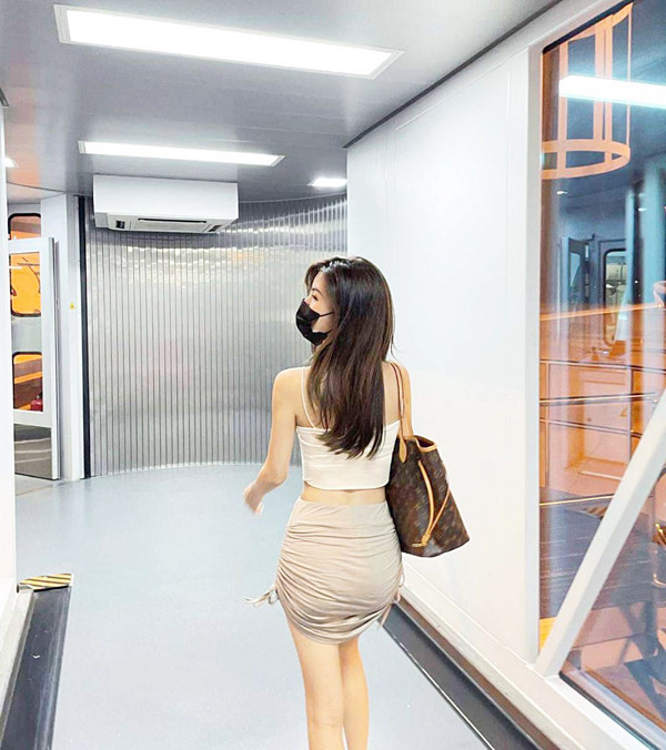 Bộ đồ màu sắc trang nhã giúp cô gái khoe được nước da trắng ngần cùng vóc dáng “mình hạc xương mai”. Tuy nhiên, bộ đồ quá ngắn khiến cô để lộ vùng kín khi ngồi ở ghế chờ.
