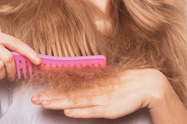 Tóc mất nếp. Tóc ướt sẽ tạo ra ma sát mạnh hơn khi tiếp xúc với áo gối. Điều này khiến tóc của bạn xoăn lên hoặc mất nếp vào sáng hôm sau.