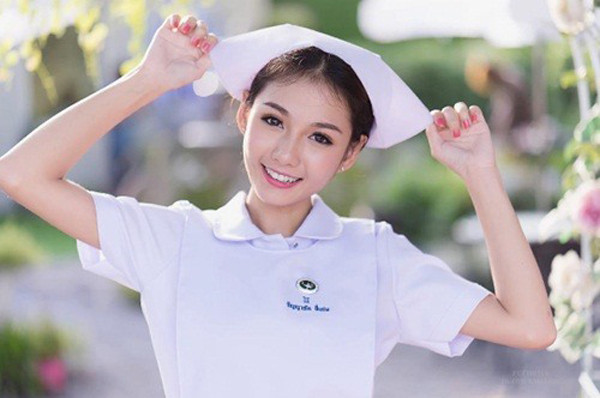 Sau khi tốt nghiệp, Namkhing Kanyapak đầu quân cho một bệnh viện với vai trò y tá. Khoảng tháng 7/2016, Namkhing bất ngờ nổi lên như một hiện tượng mạng khi trang 9gag đăng tải và ca ngợi hết lời những hình ảnh của cô trong lúc làm việc.