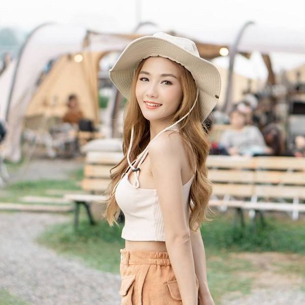 Sở trường của cô dường như là những chiếc áo croptop khoe eo thon, quần short khoe chân dài hoặc những chiếc đầm nữ tính khoe vẻ ngọt ngào cực kỳ hút mắt.