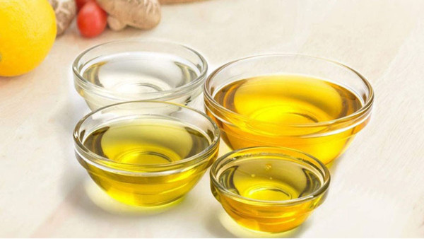 Dầu ăn có mùi lạ. Nhiều người có thói quen mua những can dầu lớn vì nghĩ rằng dầu có thể để lâu, giá cả cũng phải chăng hơn. Tuy có lợi về kinh tế song cách làm này lại bất lợi cho sức khỏe.