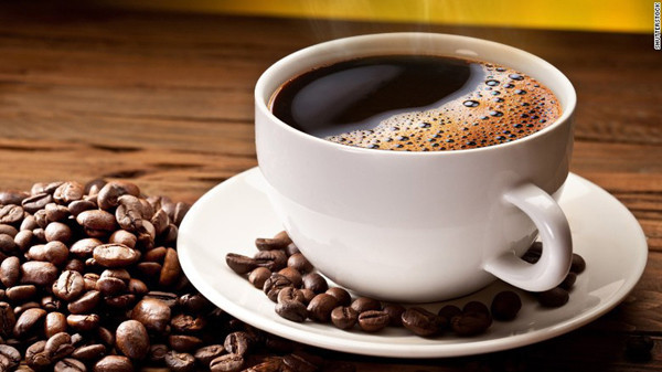Mệt mỏi vì thiếu ngủ không nên uống cà phê. Nghiên cứu chỉ ra, caffeine trong cà phê không giúp người uống tỉnh táo hơn nếu như trước đó bạn ngủ ít hơn 5 tiếng trong 3 ngày liên tục. Nguyên nhân của vấn đề này chính là, thiếu ngủ khiến cơ thể suy giảm năng lượng điều hành hoạt động nhận thức mà lượng cafein không thể bù đắp vào được.