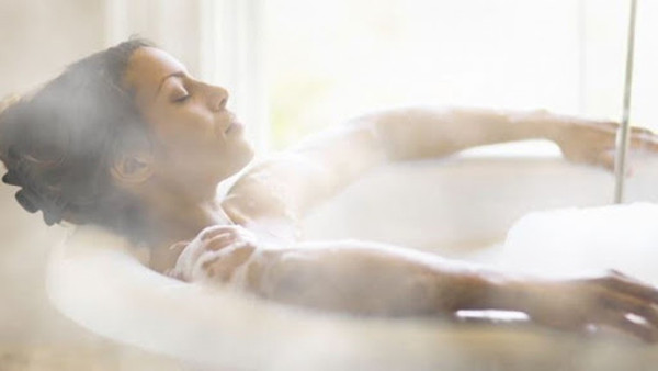 Nếu không có thời gian để tắm, bạn có thể tận dụng chiếc khăn ấm để lau quanh vai và cổ để nhận được cảm giác thư giãn sau ngày dài lao động.