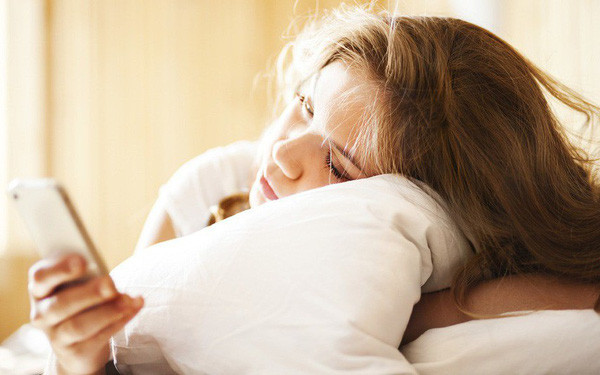 Kiểm tra điện thoại thông minh. Theo Julie Morgenstern - tác giả của cuốn sách "Never Check Email in the Morning" (Tạm dịch: Đừng bao giờ đọc email vào buổi sáng), kiểm tra email trên điện thoại thông minh là thói quen buổi sáng của nhiều người, dễ khiến não bộ căng thẳng. Chưa kể, điện thoại thông minh có nhiều ứng dụng hấp dẫn, khiến bạn không tập trung vào những việc khác.