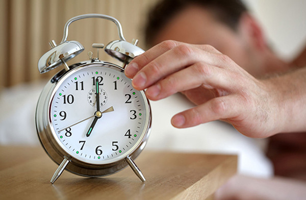 Nguyên nhân bởi khi thức dậy bằng tiếng chuông đồng hồ, tất cả các cơ quan trong cơ thể sẽ được đánh thức và hoạt động. Việc tắt báo thức và ngủ tiếp khiến hệ tuần hoàn, thần kinh lại đi vào chế độ "nghỉ" và giảm hoạt động.