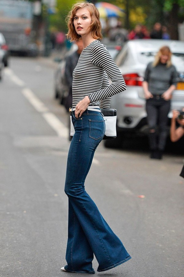 Quần ống loe. Là biểu tượng của thời trang "hippie" một thời huy hoàng, flare pants đang quay trở lại và "gây sốt" hơn bao giờ hết. Trên các sàn diễn thời trang và đường phố tràn ngập những mẫu quần ống loe giúp các tín đồ thời trang cũng như các ngôi sao khoe chân dài miên man cực tôn dáng.