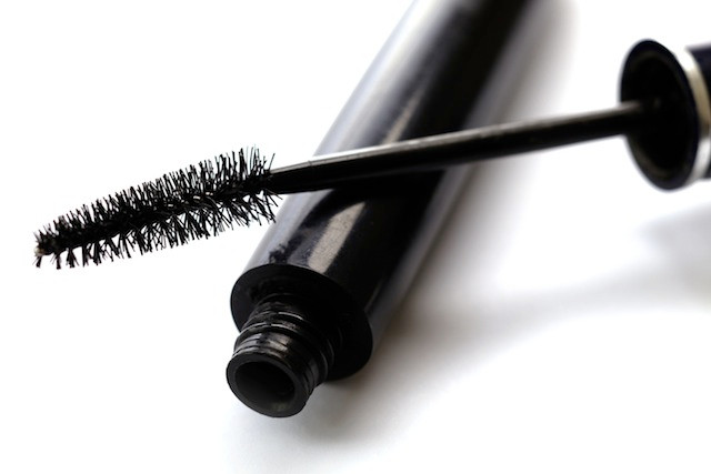 Mascara: Là công cụ làm đẹp được ưa chuộng và sử dụng nhiều nhất, nhưng tuổi thọ chỉ khoảng 3 tháng sau khi sử dụng. Nếu bạn nhận thấy nó bị khô hoặc vón cục thì nên bỏ đi để tránh gây bệnh cho mắt. Loại sản phẩm này rất dễ hút vi khuẩn do độ ẩm cao. Vì vậy, phải chú ý giữ gìn, vặn kín nắp sau khi dùng và hạn chế kéo cây chổi lên xuống nhiều lần.