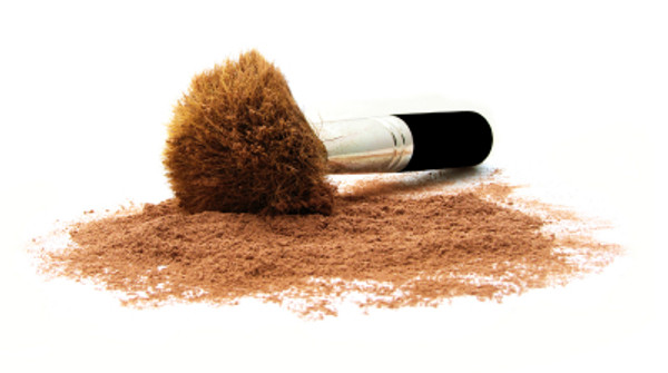 Phấn nền. Loại phấn bột khô (powder foundation) có thể dùng từ 2 đến 3 năm. Loại phấn kem chỉ dùng được trong vòng 12 tháng mà thôi. Khi phấn biến đổi mùi, dễ vỡ vụn, bạn nên thay hộp mới dù còn hạn sử dụng.