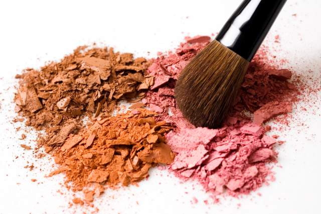 Phấn má hồng: Loại phấn hồng dạng bột (power blush) thường hạn dùng chỉ là 2 năm. Còn đối với phấn hồng loại kem (cream blush) hạn dùng từ 12 tháng đến 18 tháng. Thông thường, phấn má hồng ít khi có dấu hiệu đổi màu trước hạn sử dụng. Do vậy, đến ngày đến tháng, bạn nên mua sản phẩm mới dùng nhé, đừng vì tiếc tiền mà làm da mặt kém xinh.