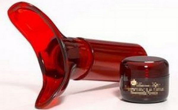 Công ty Cynthia Rowland ở Mỹ đã cho ra mắt sản phẩm mang tên “Luscious Lips”, giúp làm môi căng mọng một cách tự nhiên. Theo như lời quảng cáo của công ty, “Luscious Lips” sẽ giúp người sử dụng tăng kích thước môi thêm 50% và hoàn toàn an toàn, không đau đớn.