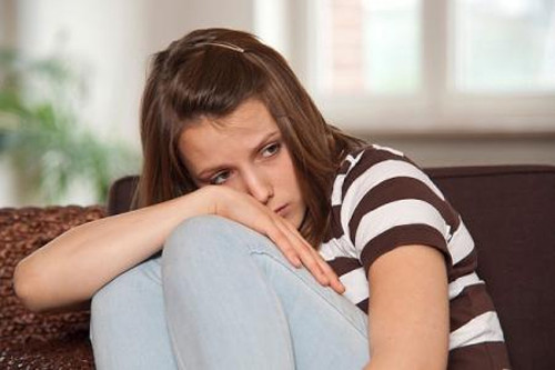 13-16 tuổi. Tuổi có kinh lần đầu của các trẻ gái thường là 13 - 16 tuổi. Những năm gần đây, trẻ có xu hướng hành kinh sớm hơn, có trẻ từ 11 - 12 tuổi. Ở độ tuổi này, nữ giới thường bị rong kinh (hành kinh kéo dài trên 7 ngày), chứng bệnh phổ biến giai đoạn dậy thì. Hậu quả làm cho các em xanh xao thiếu máu, người mệt mỏi. Tình trạng ra huyết kéo dài tạo điều kiện cho vi khuẩn phát triển nên các em dễ bị viêm đường sinh dục.