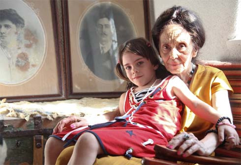 Năm 2005, cụ bà Adriana Iliescu, 67 tuổi, tại Bucharest, Rumani đã sinh hạ bé gái Eliza Maria sau hàng chục năm chữa trị bệnh vô sinh, và trở thành người lớn tuổi nhất thế giới sinh con. Tuy nhiên, bà chưa muốn dừng lại. Bà cho biết: “Nếu trời còn thương, tôi sẽ sinh thêm đứa nữa”. Với “thành tích” sinh con ở tuổi 66 (chính xác là 66 tuổi 230 ngày), bà Iliescu đã được ghi vào kỷ lục Guiness thế giới.