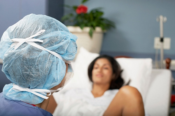 Nguyên nhân có thể khiến vùng kín bị giãn rộng là do quá trình sinh nở nhiều lần. Bình thường, vùng kín khi bị kích thích có thể giãn rộng tới 3cm, nhưng khi đau đẻ có thể mở tới 10 cm để con chào đời. Khi sinh con, tầng sinh môn có thể bị giãn hết cỡ hoặc bị rách. Đây chính là nguyên nhân khiến vùng kín bị giãn rộng và lỏng lẻo.