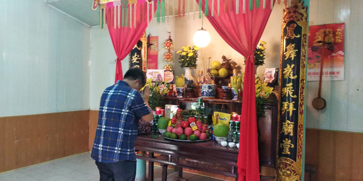 Hai bên bàn thờ tổ tiên là hai vế đối của Giáo sư Vũ Khiêu tặng gia đình nguyên Tổng Bí thư Đỗ Mười.