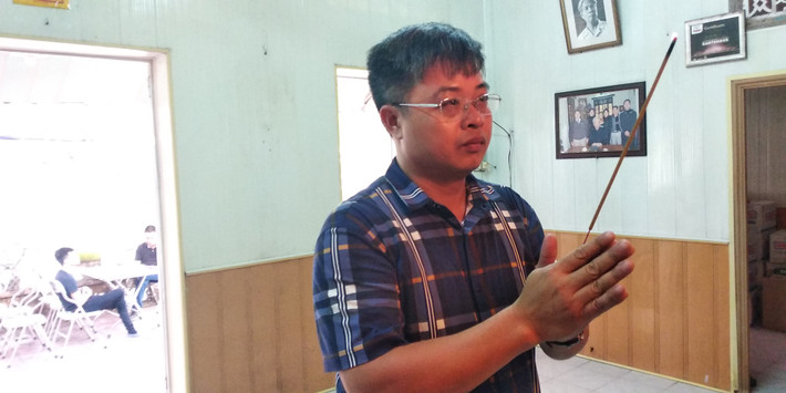 Anh Phạm Hồng (người trông coi gia tiên cho gia đình nguyên Tổng Bí thư Đỗ Mười) chia sẻ, ông Mười là người sống giản dị. Hằng năm, mỗi khi quê nhà, họ hàng có việc ai hay ốm đau cụ thường tranh thủ thời gian về hỏi thăm. Trong ảnh: Anh Hồng thắp nén nhang cho cụ Mười.