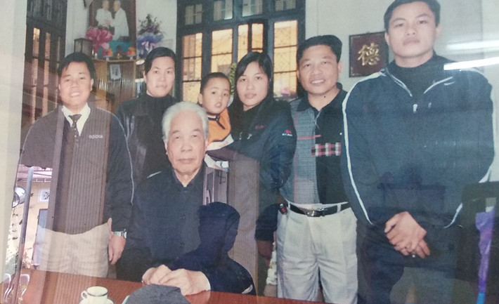 Ảnh nguyên Tổng Bí thư Đỗ Mười chụp cùng các con cháu mỗi khi về quê được treo phía bên trái căn nhà cấp bốn đơn sơ.