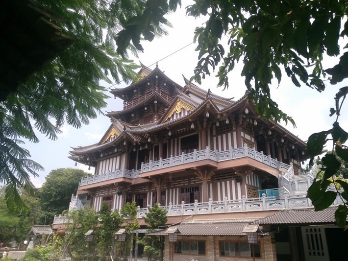 Công trình lớn nhất trong tu viện là chánh điện được xây dựng trang nghiêm với 4 tầng được thiết kế đối xứng nhau với vật liệu chủ yếu là gỗ và đá.