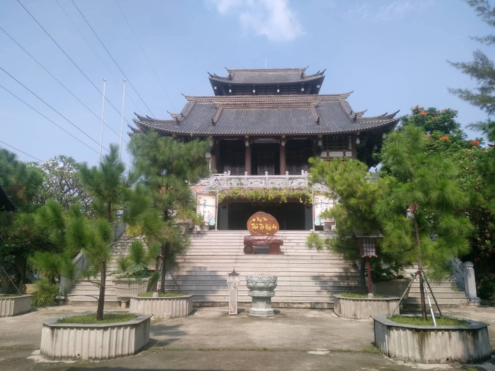 Tu viện Khánh An (phường An Phú Đông, quận 12, TP HCM) do Sư tổ Trí Hiền xây dựng năm 1905, trải qua hơn 100 năm thăng trầm cùng với gió sương, ngôi chùa đã xuống cấp trầm trọng. Vào năm 2006, chùa được trùng tu lớn, gần như xây dựng mới và hoàn thiện như hiện tại vào năm 2016, với lối kiến trúc mang đậm nét văn hóa Nhật Bản.
