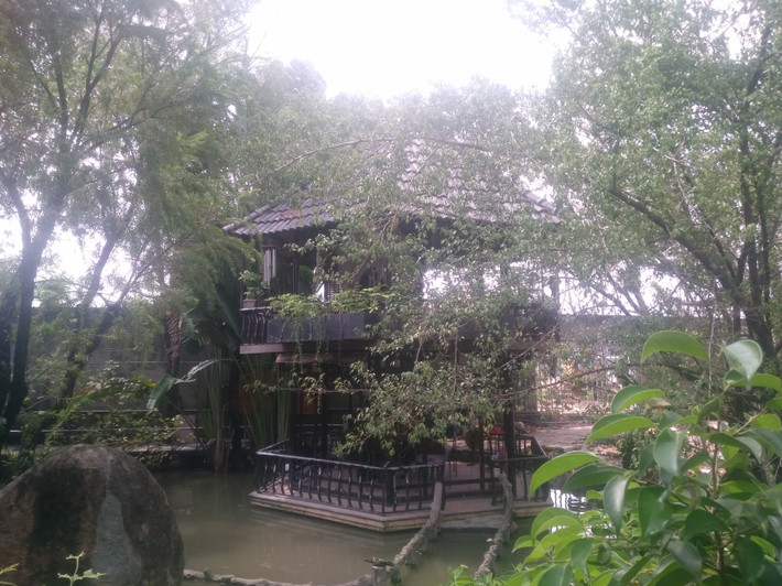 Vọng uống trà được thiết kế bằng gỗ nằm cạnh bên hồ nước tạo nên một bức tranh trữ tình, như chốn bồng lai tiên cảnh.
