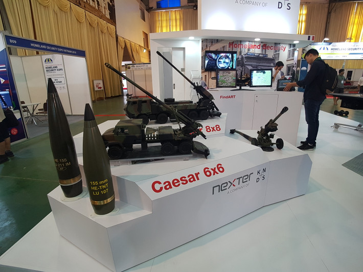 Gian trưng bày cả một nhà thầu quốc phòng khác của Pháp là Nexter với các mẫu pháo tự hành tiên tiến Caesar 155mm.