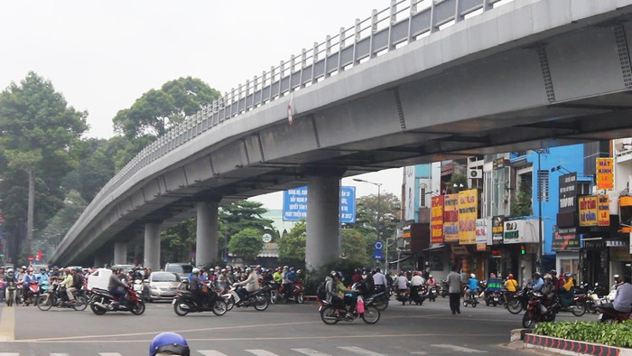 Cầu vượt tại nút giao ngã sáu Nguyễn Tri Phương có vốn đầu tư gần 319 tỷ đồng. Ảnh: Người đưa tin.